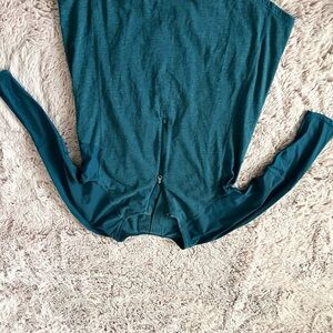 Lululemon Athletica Yoga/Cycling Quarter Sleeve Top